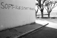 Image of sheet 19800560 photo 2: »Softeis statt Packeis« Graffiti im Kreis 4, Zürich 1980.