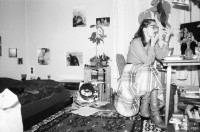 Image of sheet 19800560 photo 33: Pucci schminkt sich in meinem WG-Zimmer am Jacob Müller Tisch. 1980