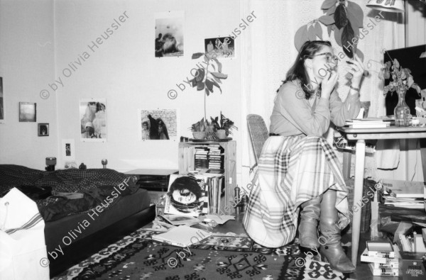 Image of sheet 19800560 photo 33: Pucci schminkt sich in meinem WG-Zimmer am Jacob Müller Tisch. 1980