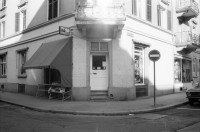 Image of sheet 19800560 photo 4: «Softeis statt Packeis» Rundgang im Quartier Kreis 4. 'Hier Gaffen geile Affen' Stützli Sex. Sex Shop Im Gambrinus. Olivia und Thomas Krempke. Baumulde Badenerstrasse Kernstrasse. Lochergut. Kleider Markt. Eingeschlagene Bank Scheibe. Portrait Thomas Gabathuler Ebi und Priska Mäder Tochter von Herbert Mäder. Pucci in meinem Zimmer. Ohr.
Jugendbewegung Bewegig AJZ Zürcher Jugendunruhen Demonstrationen Zürich 1980