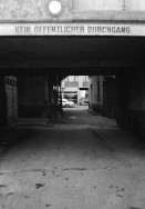 Image of sheet 19800560 photo 7: «Softeis statt Packeis» Rundgang im Quartier Kreis 4. 'Hier Gaffen geile Affen' Stützli Sex. Sex Shop Im Gambrinus. Olivia und Thomas Krempke. Baumulde Badenerstrasse Kernstrasse. Lochergut. Kleider Markt. Eingeschlagene Bank Scheibe. Portrait Thomas Gabathuler Ebi und Priska Mäder Tochter von Herbert Mäder. Pucci in meinem Zimmer. Ohr.
Jugendbewegung Bewegig AJZ Zürcher Jugendunruhen Demonstrationen Zürich 1980