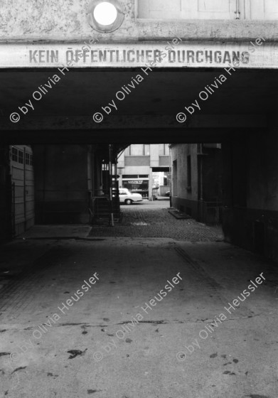 Image of sheet 19800560 photo 7: «Softeis statt Packeis» Rundgang im Quartier Kreis 4. 'Hier Gaffen geile Affen' Stützli Sex. Sex Shop Im Gambrinus. Olivia und Thomas Krempke. Baumulde Badenerstrasse Kernstrasse. Lochergut. Kleider Markt. Eingeschlagene Bank Scheibe. Portrait Thomas Gabathuler Ebi und Priska Mäder Tochter von Herbert Mäder. Pucci in meinem Zimmer. Ohr.
Jugendbewegung Bewegig AJZ Zürcher Jugendunruhen Demonstrationen Zürich 1980