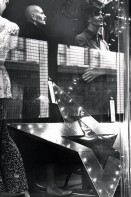 Image of sheet 19800570 photo 4: Die Globus Warenhaus Kette vergittert gegen die Steinewerfer und zum Schutz ihre Schaufenster in den Passagen Gitter. 
Jugendbewegung Bewegig AJZ Zürcher Jugendunruhen Demonstrationen Zürich 1980 √