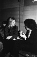 Image of sheet 19800590 photo 22: Marianne Berna an ihrer Buchvernissage für den ersten Zürcher Stadtführer «Züri fürs Volk» im Eco Verlag erschienen, Tigel. Mit Annemarie und Josy Meier. Marina Blumati. Hildegard Schwanninger. Anton Bruhin spielt Mundharmonika. Zürich 1980