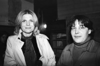 Image of sheet 19800590 photo 25: Marianne Berna an ihrer Buchvernissage für den ersten Zürcher Stadtführer «Züri fürs Volk» im Eco Verlag erschienen, Tigel. Mit Annemarie und Josy Meier. Marina Blumati. Hildegard Schwanninger. Anton Bruhin spielt Mundharmonika. Zürich 1980