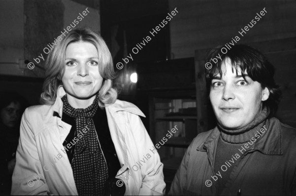 Image of sheet 19800590 photo 25: Marianne Berna an ihrer Buchvernissage für den ersten Zürcher Stadtführer «Züri fürs Volk» im Eco Verlag erschienen, Tigel. Mit Annemarie und Josy Meier. Marina Blumati. Hildegard Schwanninger. Anton Bruhin spielt Mundharmonika. Zürich 1980