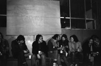 Image of sheet 19800590 photo 31: Marianne Berna an ihrer Buchvernissage für den ersten Zürcher Stadtführer «Züri fürs Volk» im Eco Verlag erschienen, Tigel. Mit Annemarie und Josy Meier. Marina Blumati. Hildegard Schwanninger. Anton Bruhin spielt Mundharmonika. Zürich 1980