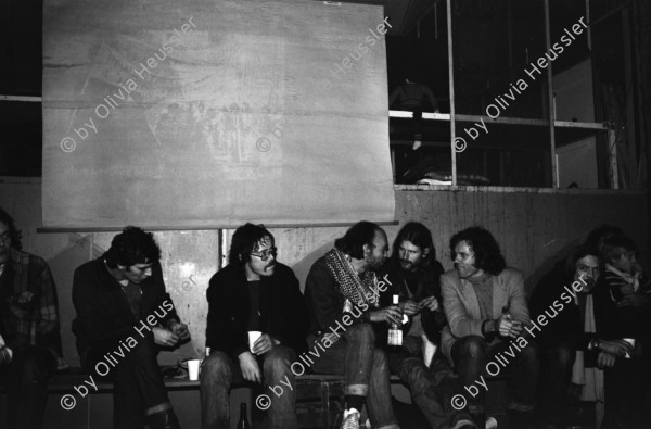 Image of sheet 19800590 photo 31: Marianne Berna an ihrer Buchvernissage für den ersten Zürcher Stadtführer «Züri fürs Volk» im Eco Verlag erschienen, Tigel. Mit Annemarie und Josy Meier. Marina Blumati. Hildegard Schwanninger. Anton Bruhin spielt Mundharmonika. Zürich 1980