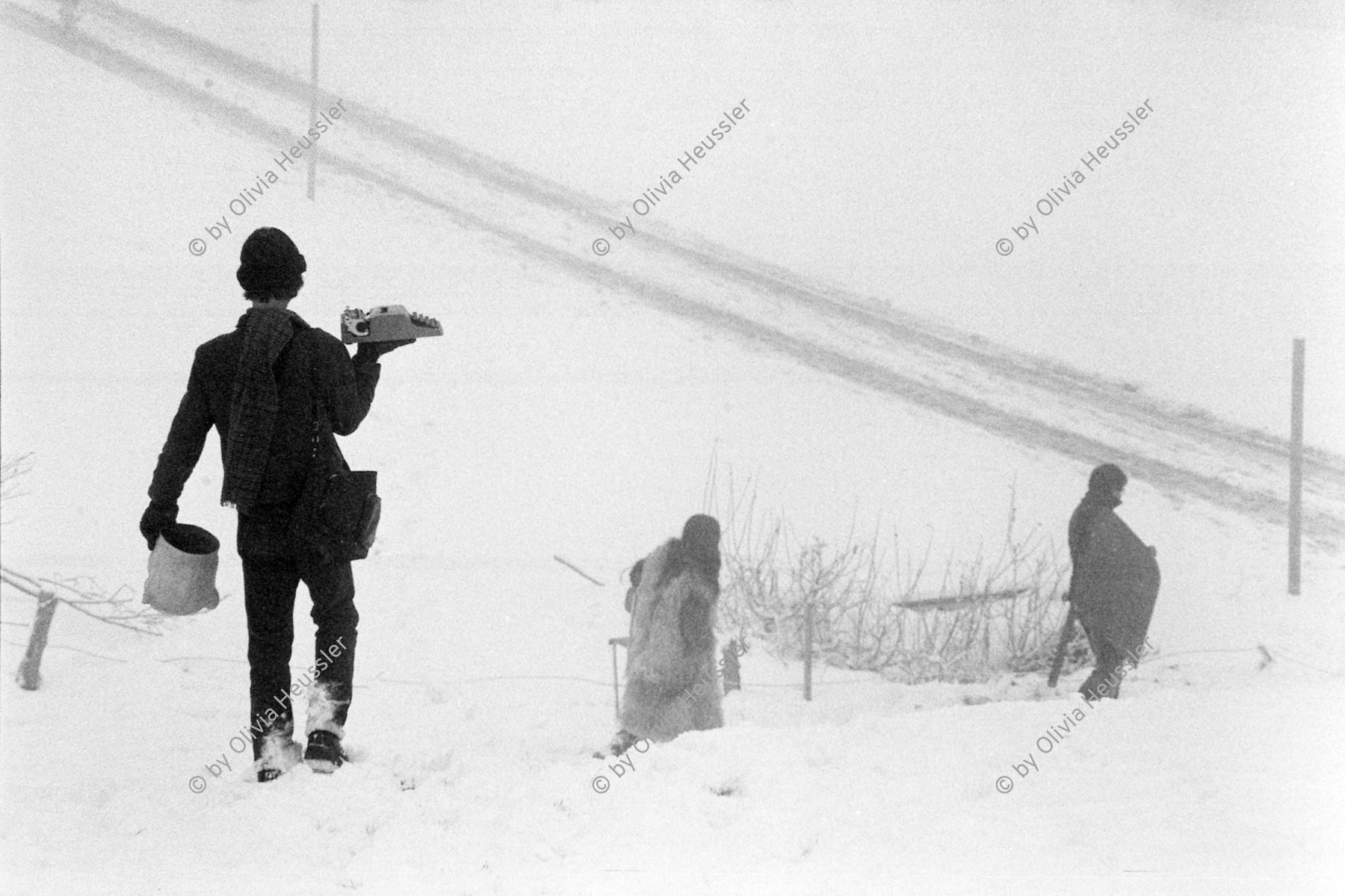 Image of sheet 19800600 photo 12: Mann traegt eine Schreibmaschine durch den Schnee, Hasliberg 1980.
Während Dreharbeiten für den 'Eisbrecher' Film. Schweiz Switzerland film protest writing machine Schreibmaschine Europe 
culture Jugendbewegung youth movement