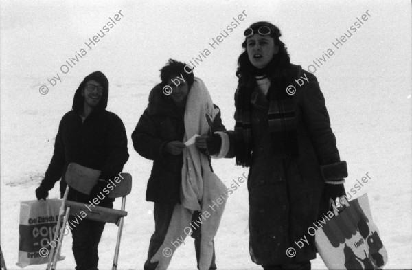 Image of sheet 19800600 photo 16: Dreharbeiten für Karussell DRS «Der Eisbrecher» Film von Urs Wäckerli im Schnee mit Palme und Eisbär. Eisbrecher Redaktion wird im Schnee aufgestellt mit Koni Frei Michel Hüttner Punky Markus Kenner Roli Fischbacher Pucci Antonella Martegani Fredi Alfred Meier u.v.a. Müllersendung im TV DRS mit Fredi Meier Hayat Aldin Emilie Lieberherr.
Jugendbewegung Bewegig AJZ Zürcher Jugendunruhen Demonstrationen

Dreharbeiten zur Reportage über die Redaktion des Eisbrechersvon Urs Wäckerli «Der Eisbrecher», dem offiziellen Organ der Zürcher Jugendbewegung 1980 Schweiz Switzerland film Filmproduktion youth movement