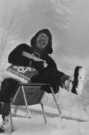 Image of sheet 19800600 photo 21: Dreharbeiten für Karussell DRS Reportage über Eisbrecher
Film von Urs Wäckerli im Schnee 
Punky Markus Kenner 
Jugendbewegung Bewegig AJZ Zürcher Jugendunruhen Demonstrationen Hasliberg Kanton √
