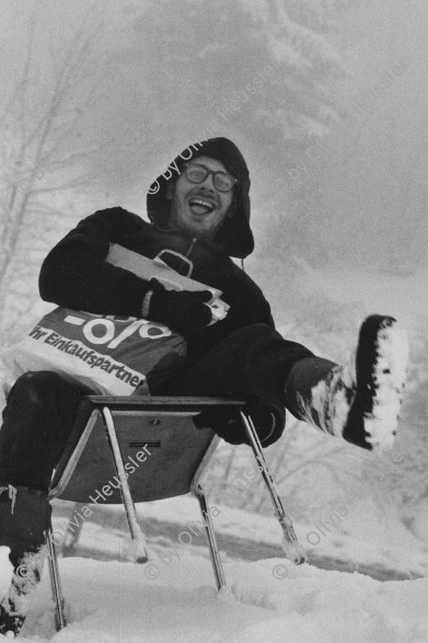 Image of sheet 19800600 photo 21: Dreharbeiten für Karussell DRS Reportage über Eisbrecher
Film von Urs Wäckerli im Schnee 
Punky Markus Kenner 
Jugendbewegung Bewegig AJZ Zürcher Jugendunruhen Demonstrationen Hasliberg Kanton √