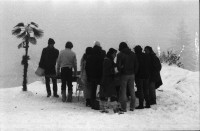 Image of sheet 19800600 photo 6: Dreharbeiten für Karussell DRS «Der Eisbrecher» Film von Urs Wäckerli im Schnee mit Palme und Eisbär. Eisbrecher Redaktion wird im Schnee aufgestellt mit Koni Frei Michel Hüttner Punky Markus Kenner Roli Fischbacher Pucci Antonella Martegani Fredi Alfred Meier u.v.a. Müllersendung im TV DRS mit Fredi Meier Hayat Aldin Emilie Lieberherr.
Jugendbewegung Bewegig AJZ Zürcher Jugendunruhen Demonstrationen

Dreharbeiten zur Reportage über die Redaktion des Eisbrechersvon Urs Wäckerli «Der Eisbrecher», dem offiziellen Organ der Zürcher Jugendbewegung 1980 Schweiz Switzerland film Filmproduktion youth movement