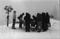 Image of sheet 19800600 photo 7: Dreharbeiten für Karussell DRS «Der Eisbrecher» Film von Urs Wäckerli im Schnee mit Palme und Eisbär. Eisbrecher Redaktion wird im Schnee aufgestellt mit Koni Frei Michel Hüttner Punky Markus Kenner Roli Fischbacher Pucci Antonella Martegani Fredi Alfred Meier u.v.a. Müllersendung im TV DRS mit Fredi Meier Hayat Aldin Emilie Lieberherr.
Jugendbewegung Bewegig AJZ Zürcher Jugendunruhen Demonstrationen

Dreharbeiten zur Reportage über die Redaktion des Eisbrechersvon Urs Wäckerli «Der Eisbrecher», dem offiziellen Organ der Zürcher Jugendbewegung 1980 Schweiz Switzerland film Filmproduktion youth movement

© Olivia Heussler / www.clic.li