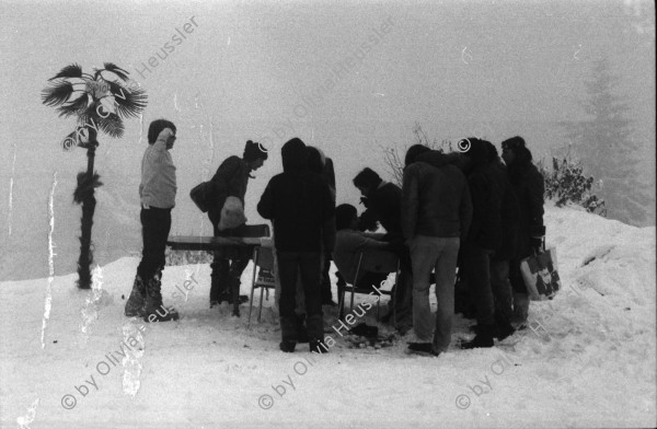 Image of sheet 19800600 photo 7: Dreharbeiten für Karussell DRS «Der Eisbrecher» Film von Urs Wäckerli im Schnee mit Palme und Eisbär. Eisbrecher Redaktion wird im Schnee aufgestellt mit Koni Frei Michel Hüttner Punky Markus Kenner Roli Fischbacher Pucci Antonella Martegani Fredi Alfred Meier u.v.a. Müllersendung im TV DRS mit Fredi Meier Hayat Aldin Emilie Lieberherr.
Jugendbewegung Bewegig AJZ Zürcher Jugendunruhen Demonstrationen

Dreharbeiten zur Reportage über die Redaktion des Eisbrechersvon Urs Wäckerli «Der Eisbrecher», dem offiziellen Organ der Zürcher Jugendbewegung 1980 Schweiz Switzerland film Filmproduktion youth movement

© Olivia Heussler / www.clic.li