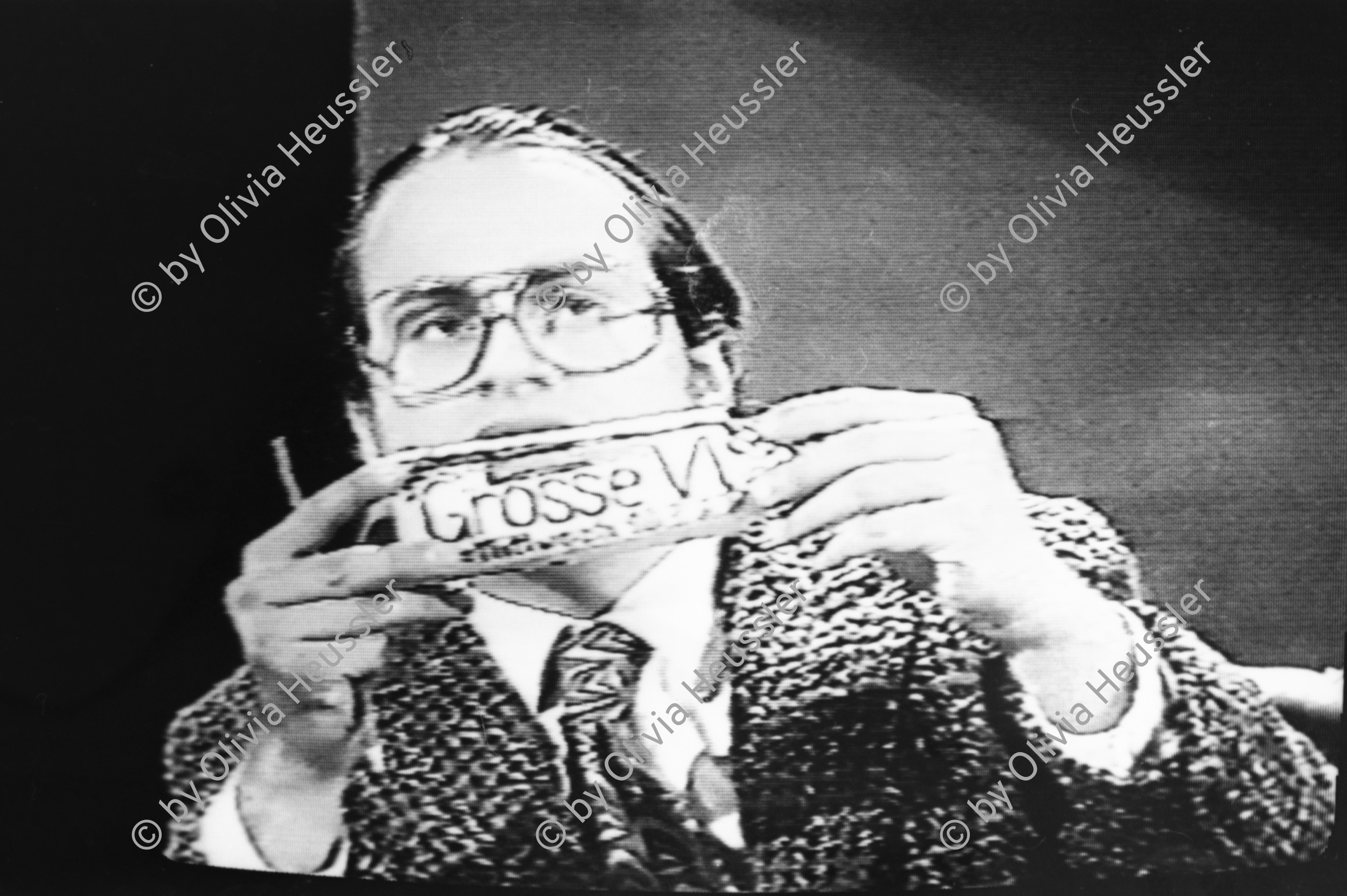 Image of sheet 19800612 photo 38: Müllersendung Mit Fredi Meier, der zeigt wie gross die Gummi geschosse in Nordirland sind. Im Vergleich zu den Unsrigen! Frick, Aldin und Gasmasken Typ und Verhaftung und Tränengasattacke gegen AJZ. ab TV
Jugendbewegung Bewegig AJZ Zürcher Jugendunruhen Demonstrationen Zürich 1980 youth movement protest Swiss Schweiz Switzerland Europe