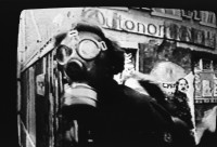 Image of sheet 19800612 photo 4: frtsg. 800611 Müllersendung Mit Fredi Meier, der zeigt wie gross die Gummi geschosse in Nordirland sind. Im Vergleich zu den Unsrigen! Frick, Aldin und Gasmasken Typ und Verhaftung und Tränengasattacke gegen AJZ. ab TV
Jugendbewegung Bewegig AJZ Zürcher Jugendunruhen Demonstrationen Zürich 1980 youth movement protest Swiss Schweiz Switzerland Europe