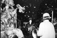 Image of sheet 19800621 photo 12: Die Aktionsgruppe Luft und Lärm (mit Gabriella Eberle gest. 1981 an der selben Stelle ein Jahr später) manifestiert gegen zu hohes Verkehrsaufkommen im Kreis 4 an der Stauffacherstrasse in der Nacht mit Schnee und Feuer. Schneeflocken fliegen auf die den Boden. Schwarze Fahnen im Wind. Ein Autofressendes Monster steht da. Die Polizei steht schon bereit. CV Jugendbewegung Bewegig AJZ Zürcher Jugendunruhen Demonstrationen Youth movement Zürich 1980 √ Kreis 4 Aussersihl Hannes Lindenmayer.? Kreis 4 Aussersihl
Jugendbewegung Bewegig AJZ Zürcher Jugendunruhen Demonstrationen Zürich 1980