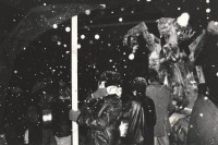 Image of sheet 19800621 photo 14: Luft und Lärm an der Stauffacherstrasse Nacht und Schnee Feuer Aktion auf. Grosse Schneeflocken fliegen durch die Luft. Schwarze Fahnen im Wind. Ein 
Jugendbewegung Bewegig AJZ Zürcher Jugendunruhen Demonstrationen
Youth movement Zürich 1980 √