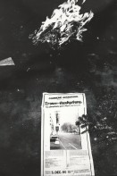 Image of sheet 19800621 photo 16: Die Aktionsgruppe Luft und Lärm (mit Gabriella Eberle gest. 1981 an der selben Stelle ein Jahr später) manifestiert gegen zu hohes Verkehrsaufkommen im Kreis 4 an der Stauffacherstrasse in der Nacht mit Schnee und Feuer. Schneeflocken fliegen auf die den Boden. Schwarze Fahnen im Wind. Ein Autofressendes Monster steht da. Die Polizei steht schon bereit. CV Jugendbewegung Bewegig AJZ Zürcher Jugendunruhen Demonstrationen Youth movement Zürich 1980 √ Kreis 4 Aussersihl