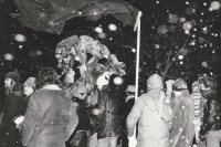 Image of sheet 19800621 photo 21: Schneeflocken Schwarze Fahnen im Wind. Ein 
Jugendbewegung Zürcher Jugendunruhen Demonstrationen Aussersihl
Exhibition: The eighties. Photobastei 2.0 2020