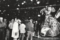 Image of sheet 19800621 photo 22: Luft und Lärm an der Stauffacherstrasse Nacht und Schnee Feuer Aktion auf. Grosse Schneeflocken fliegen auf die den Boden. Schwarze Fahnen im Wind. Ein Autofressendes Monster steht da. Die Polizei steht schon bereit. CV
Jugendbewegung Bewegig AJZ Zürcher Jugendunruhen Demonstrationen
Youth movement Zürich 1980 √
Jugendbewegung Bewegig AJZ Zürcher Jugendunruhen Demonstrationen
Youth movement Zürich 1980 √