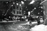 Image of sheet 19800621 photo 32: Zum Protest gegen schlechte Luft und viel Verkehr ruft 'Luft und Lärm' an der Stauffacherstrasse zur Kundgebung 
Nacht und Schnee Feuer Aktion auf. Die Polizei steht schon bereit.
Jugendbewegung Bewegig AJZ Zürcher Jugendunruhen Demonstrationen Zürich 1980
Wohnen Kreis 4 Aussersihl Demonstration