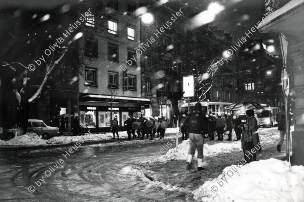 Image of sheet 19800621 photo 32: Zum Protest gegen schlechte Luft und viel Verkehr ruft 'Luft und Lärm' an der Stauffacherstrasse zur Kundgebung 
Nacht und Schnee Feuer Aktion auf. Die Polizei steht schon bereit.
Jugendbewegung Bewegig AJZ Zürcher Jugendunruhen Demonstrationen Zürich 1980
Wohnen Kreis 4 Aussersihl Demonstration