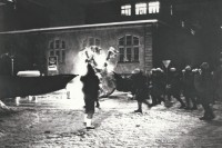 Image of sheet 19800621 photo 36: Luft und Lärm an der Stauffacherstrasse Nacht und Schnee Feuer Aktion auf. Grosse Schneeflocken fliegen auf die den Boden. Schwarze Fahnen im Wind. Ein Autofressendes Monster steht da. Die Polizei steht schon bereit. CV
Jugendbewegung Bewegig AJZ Zürcher Jugendunruhen Demonstrationen
Youth movement Zürich 1980 √ Aussersihl Kreis 4