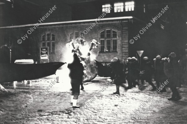 Image of sheet 19800621 photo 36: Luft und Lärm an der Stauffacherstrasse Nacht und Schnee Feuer Aktion auf. Grosse Schneeflocken fliegen auf die den Boden. Schwarze Fahnen im Wind. Ein Autofressendes Monster steht da. Die Polizei steht schon bereit. CV
Jugendbewegung Bewegig AJZ Zürcher Jugendunruhen Demonstrationen
Youth movement Zürich 1980 √ Aussersihl Kreis 4