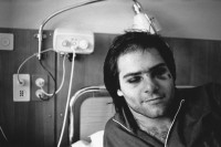 Image of sheet 19800630 photo 18: Michel Hüttner liegt mit einer schweren Augenverletzung Verletzung am Auge im Kantonsspital. Unispital in Zürich. An einer Aktion vor dem Kongresshaus Kinks Konzert ballerte ihm ein Grenadier ein Gummischrot Gummigeschoss aus 1 Meter Distanz gegen sein Gesicht. Jugendbewegung Bewegig AJZ Zürcher Jugendunruhen Demonstrationen 1980 √