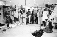 Image of sheet 19800650 photo 1: Couvrage Action in der Eröffnung der Weihnachtsausstellung in der Züspa Hallen, Scherbenhaufen von M. Dulk. Christoph Herzog Saxo Konzert. Olivia Photographien hängen da. Sprays Eisbrecher Zeitung.
Jugendbewegung Bewegig AJZ Zürcher Jugendunruhen Demonstrationen Zürich 1980