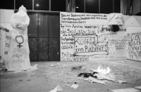 Image of sheet 19800650 photo 4: Couvrage Action in der Eröffnung der Weihnachtsausstellung in der Züspa Hallen, Scherbenhaufen von M. Dulk. Christoph Herzog Saxo Konzert. Olivia Photographien hängen da. Sprays Eisbrecher Zeitung.
Jugendbewegung Bewegig AJZ Zürcher Jugendunruhen Demonstrationen Zürich 1980