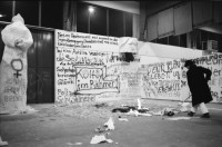Image of sheet 19800650 photo 6: Couvrage Action in der Eröffnung der Weihnachtsausstellung in der Züspa Hallen, Scherbenhaufen von M. Dulk. Christoph Herzog Saxo Konzert.