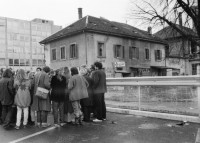 Image of sheet 19800660 photo 1: Demonstration vor geschlossenem Jugendhaus in Zürich 1980. 
Jugendbewegung Bewegig AJZ Zürcher Jugendunruhen Demonstrationen