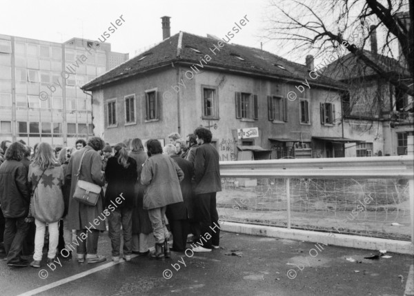 Image of sheet 19800660 photo 1: Demonstration vor geschlossenem Jugendhaus in Zürich 1980. 
Jugendbewegung Bewegig AJZ Zürcher Jugendunruhen Demonstrationen