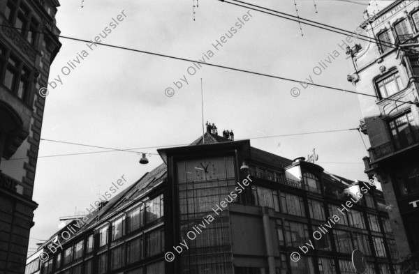 Image of sheet 19800660 photo 11: Menschen auf dem Dach des Warenhaus Jelmolli beobachten Demonstration. Zürich 1980. 
Jugendbewegung Bewegig  Zürcher Jugendunruhen