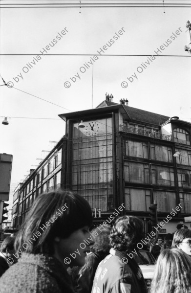 Image of sheet 19800660 photo 12: Beobachter stehen während einer Demonstration von Jugendlichen der Jugendbewegung auf dem Dach des Einkaufshauses Jelmoli in Zürich 1980. 
Jugendbewegung Bewegig Zürcher Jugendunruhen