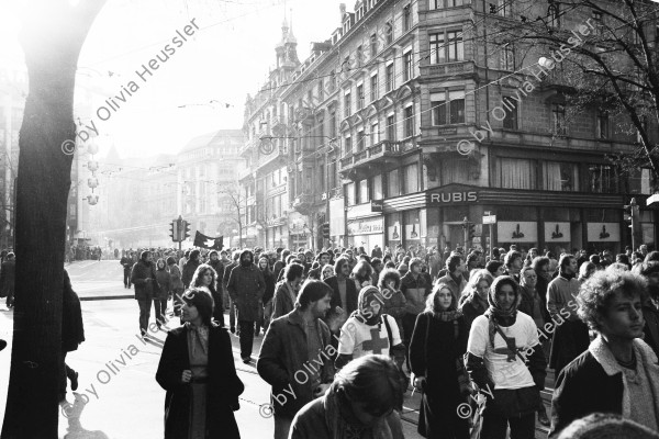 Image of sheet 19800660 photo 13: Demonstration mit Autonomer Sanitaet der Jugendbewegung in Zürich 1980. 
Zürcher Jugendunruhen Demonstrationen 
Youth movement in der Bahnhofstrasse