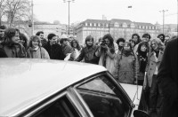 Image of sheet 19800660 photo 17: Jugendliche blockieren ein Fahrzeug während einer Demonstration in Zürich 1980. 
Jugendbewegung Bewegig Zürcher Jugendunruhen