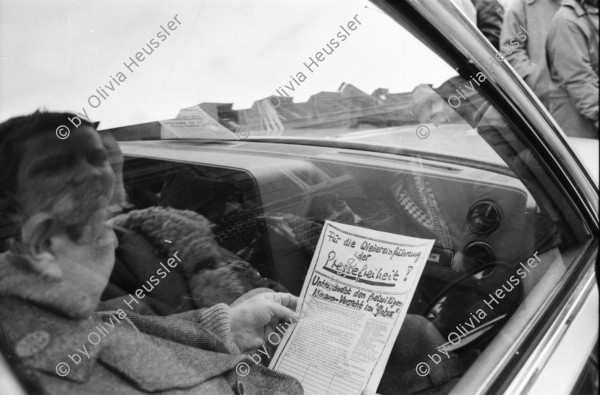 Image of sheet 19800660 photo 18: Ein Mann liest im Fahrzeug ein Flugblatt während einer Demonstration in Zürich 1980. 
Jugendbewegung Bewegig AJZ Zürcher Jugendunruhen