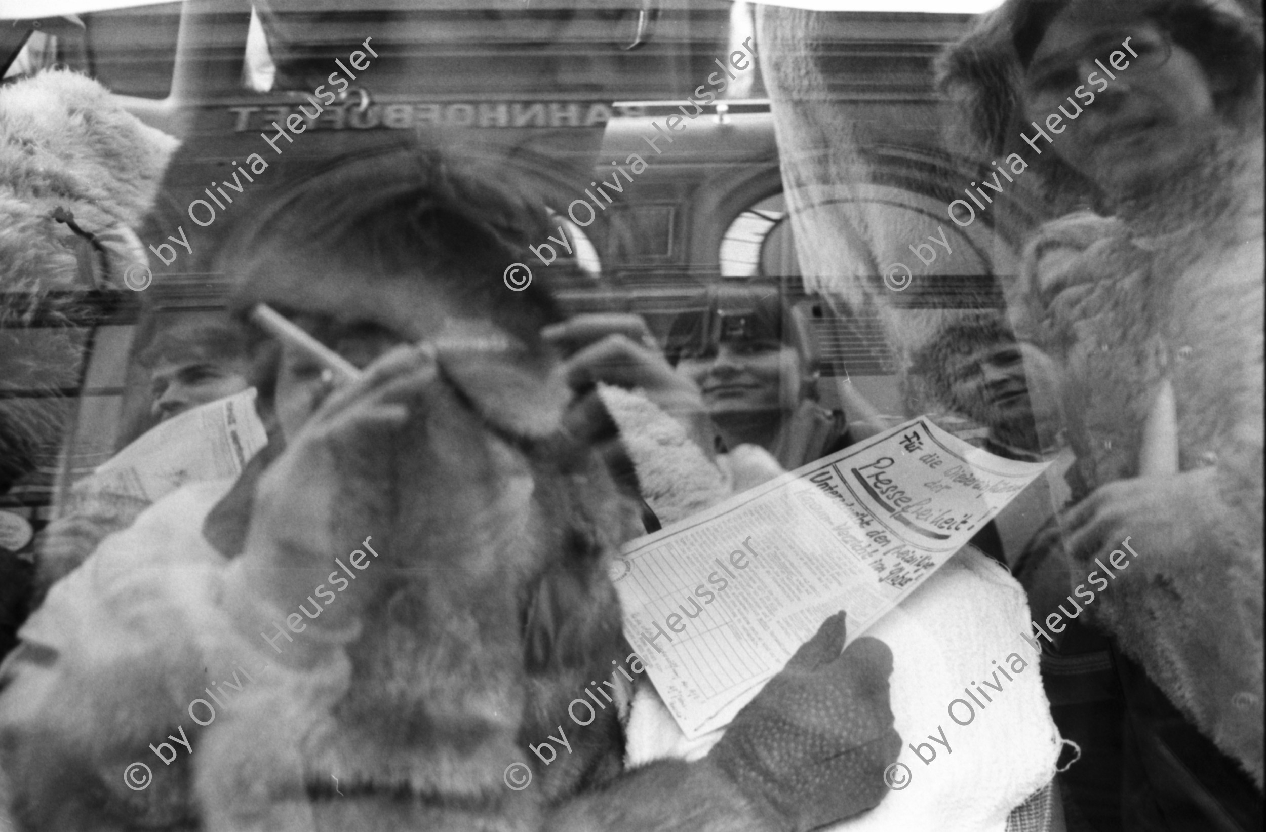 Image of sheet 19800660 photo 19: Selbstportrait mit Kamera und Zigarette in Spiegelung einer Autoscheibe. Mann liest Flugblatt im Auto. Zürich 1980.