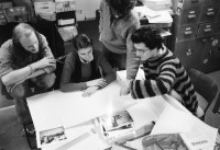Image of sheet 19800660 photo 2: Herstellung Fotobuch 'Verlag ohne Zukunft' an der Baslerstrasse mit Dieter Oswald, li. Malou von Muralt, Andi Zai,  Daniel Schäublin re.
Jugendbewegung Bewegig AJZ Zürcher Jugendunruhen Demonstrationen Zürich 1980