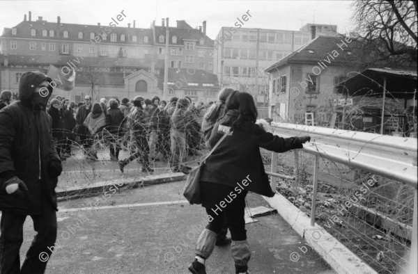 Image of sheet 19800660 photo 22: Herstellung Fotobuch 'Verlag ohne Zukunft' an der Baslerstrasse mit Dieter Oswald, li. Malou von Muralt, Andi Zai,  Daniel Schäublin re.
Jugendbewegung Bewegig AJZ Zürcher Jugendunruhen Demonstrationen Zürich 1980