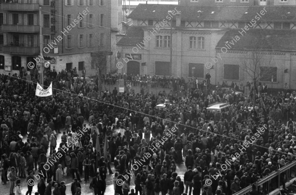 Image of sheet 19800660 photo 31: Vor AJZ. Herstellung von Bewegungs Fotobuch Photobuch. 'Verlag ohne Zukunft' an der Baslerstrasse mit Dieter Oswald, li.Malou von Muralt, mi, Daniel Schäublin re. ganz li. Andi Zai.  Demo 24.12.80 vor AJZ. Stürmung AJZ. Von oben.
Jugendbewegung Bewegig AJZ Zürcher Jugendunruhen Demonstrationen Zürich 1980