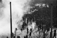 Image of sheet 19800670 photo 12: Tränengaseinsatz am Weihnachtstag vor dem Autonomen Jugendzentrum AJZ 1980 in Zürich. 
Jugendbewegung Bewegig Zürcher Jugendunruhen Demonstrationen Youth movement Aus: Zürich, Sommer 1980 p.16