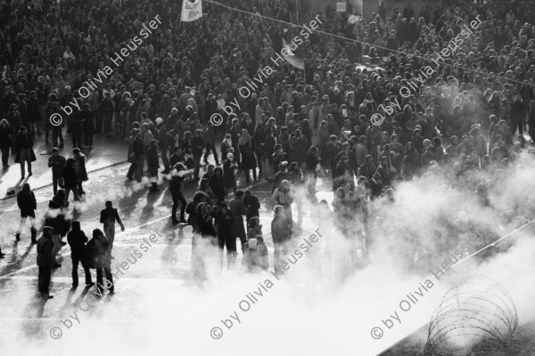 Image of sheet 19800670 photo 13: Tränengaseinsatz am Weihnachtstag vor dem Autonomen Jugendzentrum AJZ 1980 in Zürich. Jugendbewegung Bewegig Zürcher Jugendunruhen Demonstrationen Youth movement