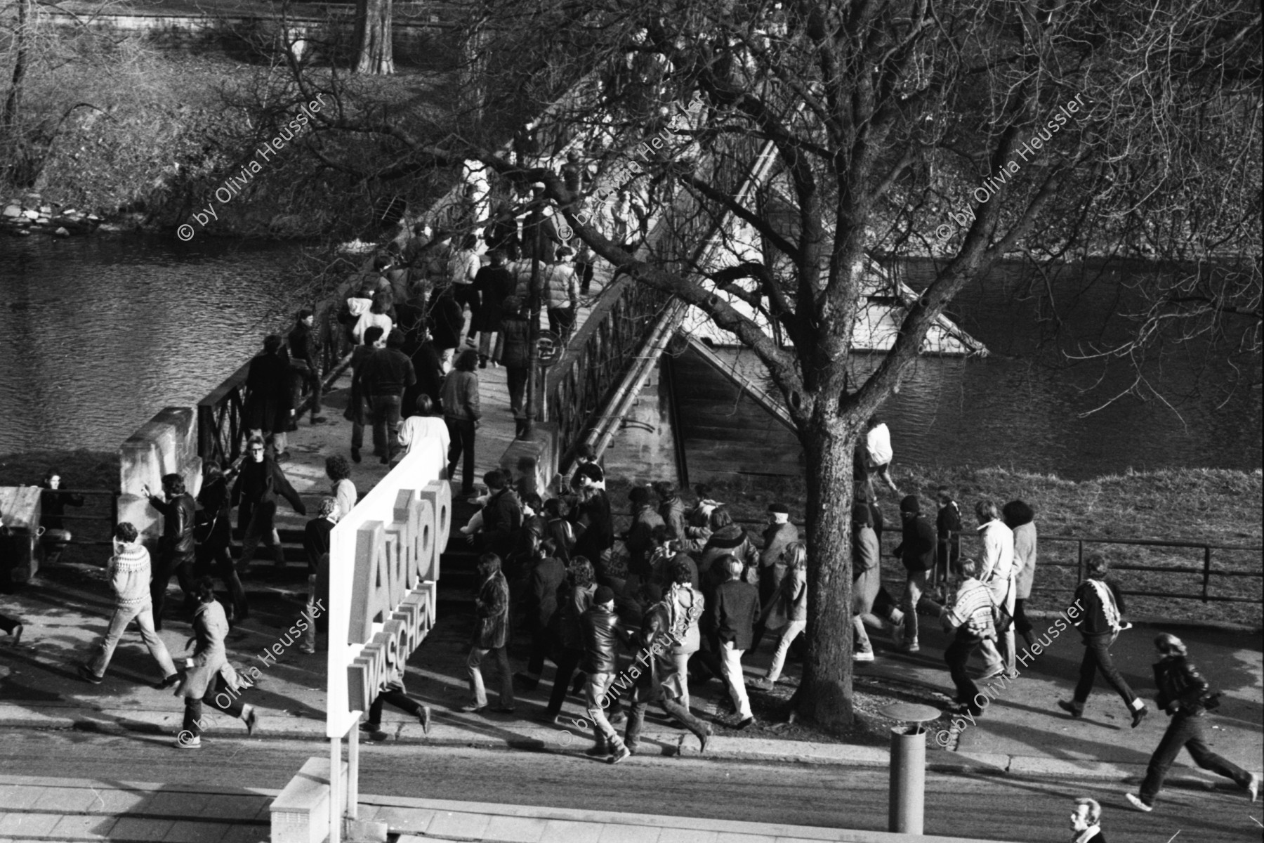 Image of sheet 19800670 photo 14: Menschen flüchten 1980 in Zürich vor der Polizei über eine Brücke der Sihl.
Jugendbewegung Bewegig AJZ Zürcher Jugendunruhen Demonstrationen
Manifestators are trying to get away from the huge clouds of teargas that filled the area round the Autonomous Youth Center. Swiss Switzerland Europe