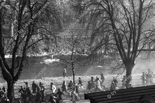 Image of sheet 19800670 photo 15: Menschen flüchten 1980 in Zürich vor der Polizei durch das kalte Wasser der Sihl.
Jugendbewegung Bewegig AJZ Zürcher Jugendunruhen Demonstrationen
Manifestators are trying to get away from the huge clouds of teargas that filled the area round the Autonomous Youth Center. Swiss Switzerland Europe