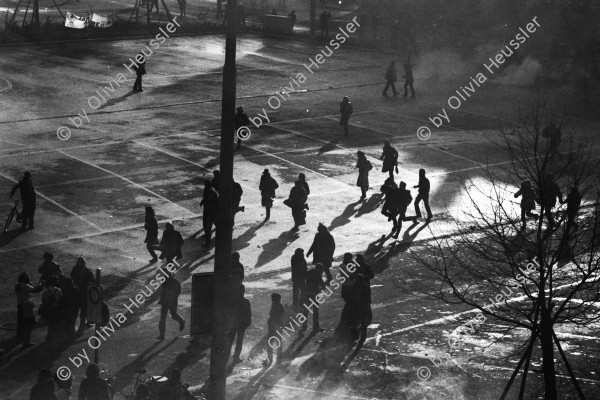 Image of sheet 19800670 photo 16: Während der Weihnachts-Demonstration für die Wiedereröffnung des AJZ Autonomen Jugendzentrum. Flucht vor Tränengas Einsatz der Polizei. Zürich 1980 

Youth movement Kreis fünf Zürich Schweiz Switzerland Europa Europe